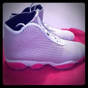 Tennis shoes